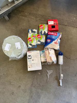 10145-1164 / Lot de 11 produits d'entretien comprenant: 4x blocs WC LA