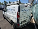 une camionnette blanche garée sur le bord de la route