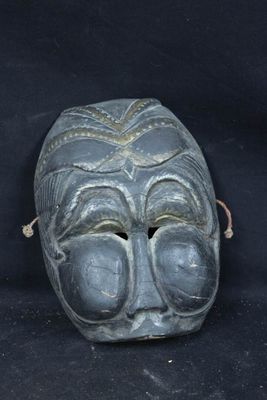une image représentant un masque sur fond noir