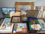 de nombreux tableaux posés sur une table sur laquelle se trouvent des photos