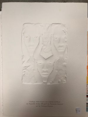 un livre ouvert sur lequel figure l'image d'un homme et d'une femme