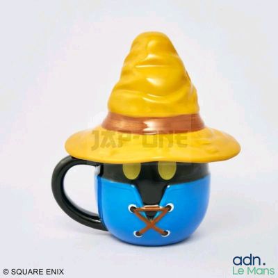 un chapeau jaune posé sur une tasse à café bleue