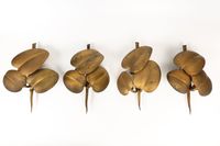 Suite de quatre appliques en métal doré, figurant de larges …