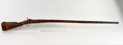 un vieux fusil avec un canon en bois sur fond blanc