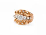 gros plan d'une bague en or avec des diamants sur fond blanc