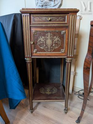 une petite table avec un tiroir, posée à côté d'une chaise