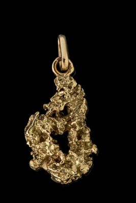 un pendentif en forme de pépite d'or sur fond noir