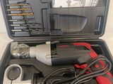 une image représentant une boîte contenant des outils, posée sur une table