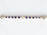 un gros plan d'un bracelet en perles bleues et blanches posé sur une surface blanche