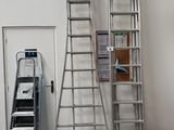 deux échelles placées l'une à côté de l'autre dans une pièce