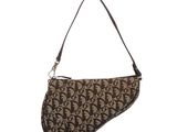 un sac à main marron et noir orné d'un motif monogramme