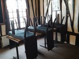 une pièce avec une table et des chaises