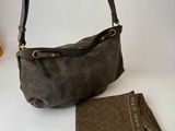un sac à main en cuir marron avec un foulard et un portefeuille assortis