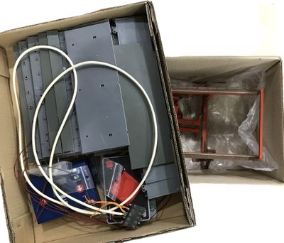 une boîte contenant tout un tas d'appareils électroniques