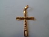 pendentif croix plaqué or avec perles sur fond blanc