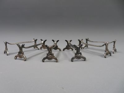 CHRISTOFLE. 6  porte- couteaux en métal argenté, décor d'enroulements  - Photo 1