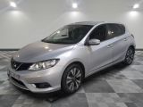 la voiture argentée est garée sur un sol en damier dans le garage