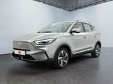 une voiture blanche garée dans une grande pièce avec un plafond