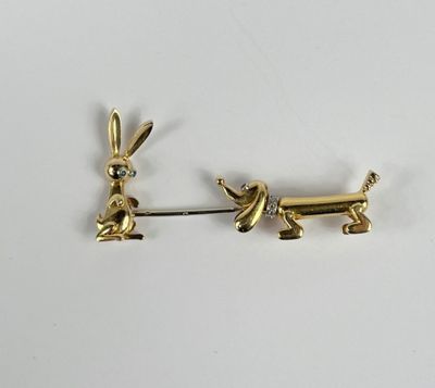 paire de broches en forme de teckel de couleur dorée, avec des yeux en cristal