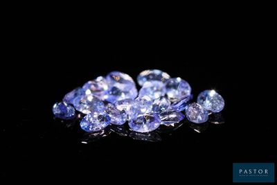 gros plan d'un bouquet de saphirs bleus sur une surface noire