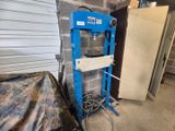 une machine bleue qui se trouve dans un garage