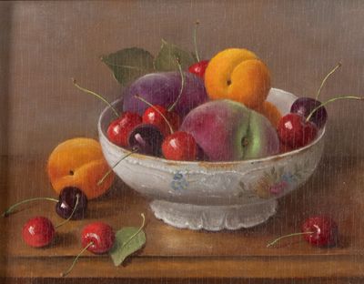 tableau représentant un bol de cerises et de pêches posé sur une table
