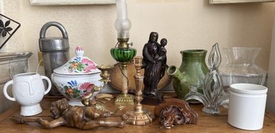 une table en bois sur laquelle sont posés des vases et une bougie