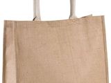 un gros plan d'un sac en jute sur fond blanc