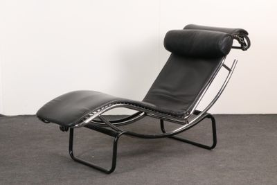 chaise longue en cuir noir avec assise et repose-pieds en cuir noir