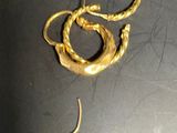 une bague en or posée sur une table