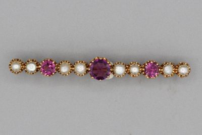 Barrette en or ornée de demi-perles et de grenats.