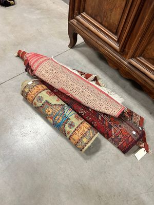 deux tapis posés à même le sol, à côté d'un meuble