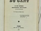 un livre ouvert sur lequel figure l'image d'un homme