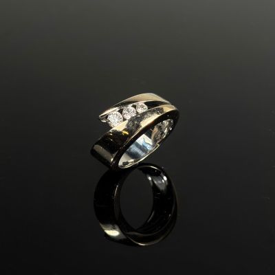 gros plan d'une bague en diamant sur une surface noire