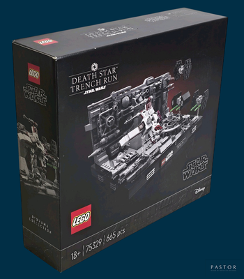 une boîte contenant un destroyer de l'Étoile de la Mort en Lego