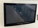 une télévision à écran plat fixée au mur dans un salon