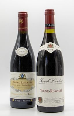 deux bouteilles de vin posées l'une à côté de l'autre sur une table
