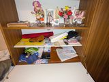 un petit bureau encombré