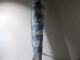 un rouleau de papier toilette posé sur une étagère à côté d'une lampe