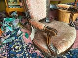 une chaise posée sur un tapis dans une pièce