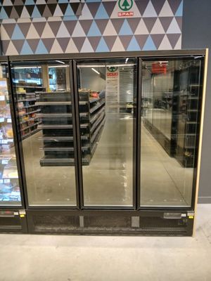 une porte vitrée située au milieu d'un magasin