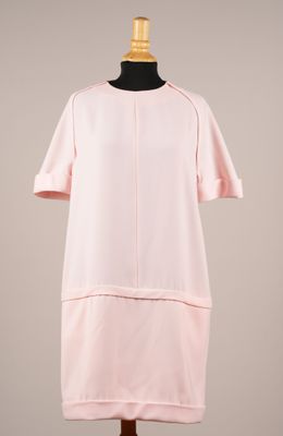une robe rose sur un mannequin, un mannequin, un mannequin, un mannequin, un mannequin, un mannequin, un mannequin, un mannequin, un mannequin