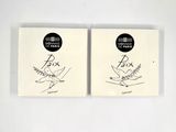 deux livres posés sur une surface blanche, avec un dessin en noir et blanc représentant un oiseau
