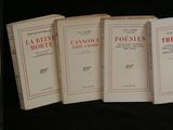 Plusieurs livres sont alignés sur une surface noire
