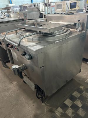 une machine qui se trouve à l'intérieur d'un bâtiment
