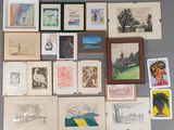 de nombreuses œuvres d'art de styles variés accrochées au mur