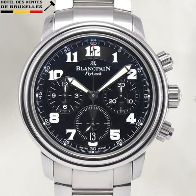 Gros plan sur une montre à cadran noir