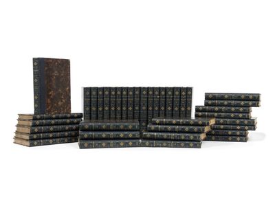 un tas de livres empilés les uns sur les autres sur une surface blanche