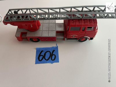 un camion de pompiers miniature sur lequel figure un numéro