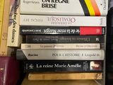 plusieurs livres empilés sur une étagère